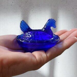 COBALT BLUE DEPRESSION STYLE GLASS MINI HEN ON NEST CHICKEN SALT DISH, Vintage